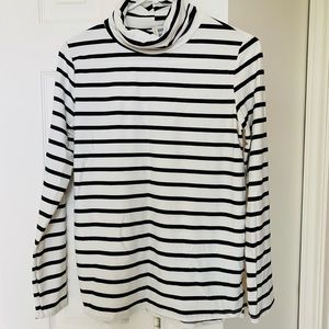 Black and white turtle neck top EUC size small